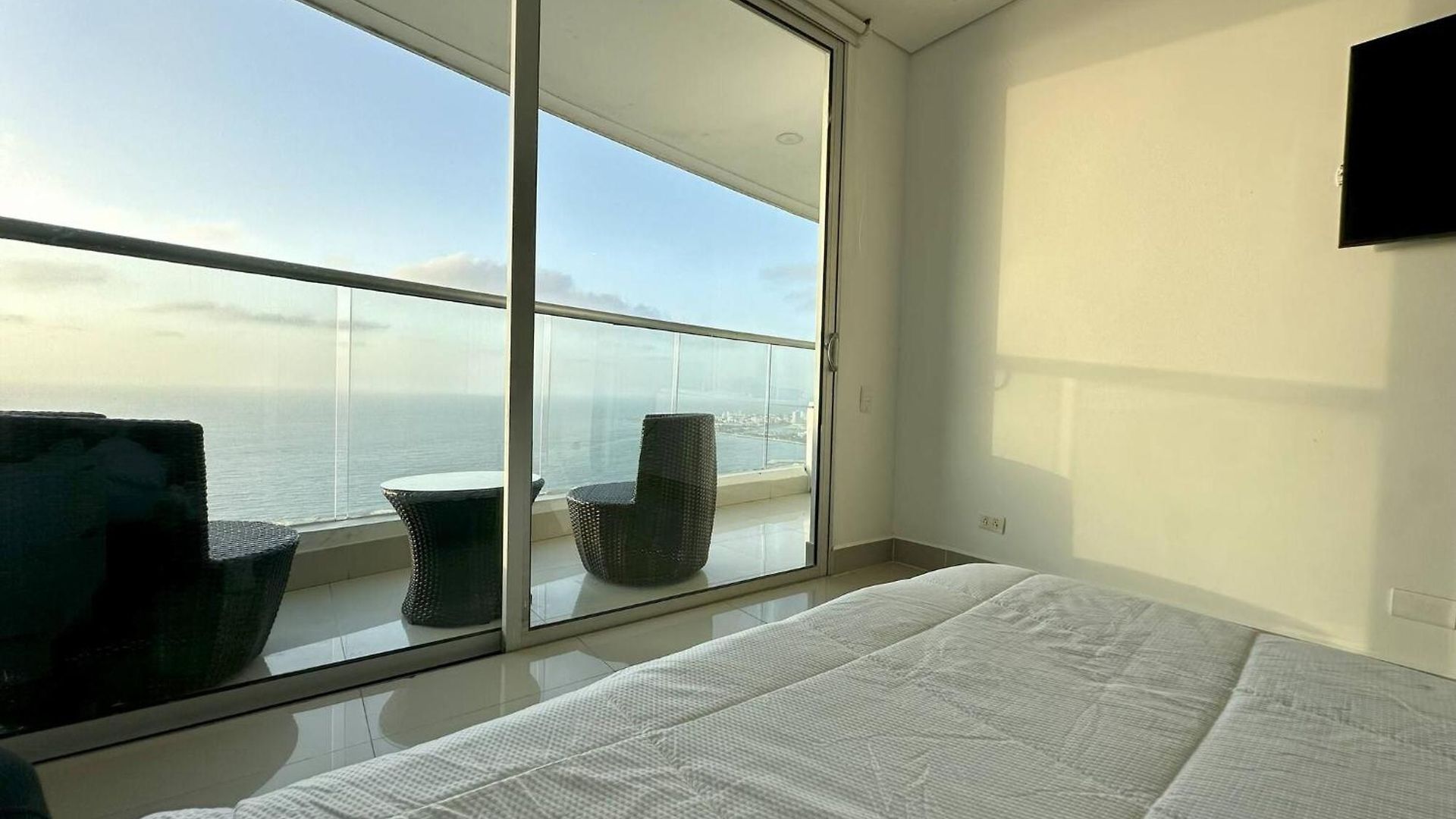 1 Bedroom Beachfront 40th Floor