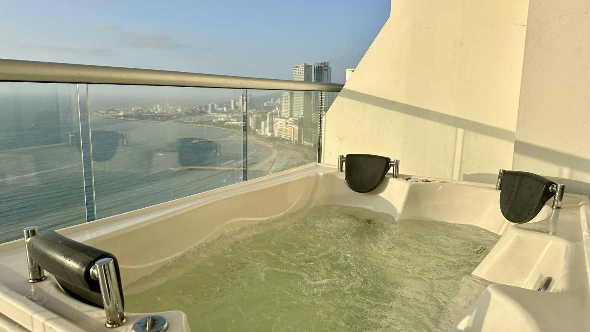 1 Bedroom Beachfront 40th Floor *