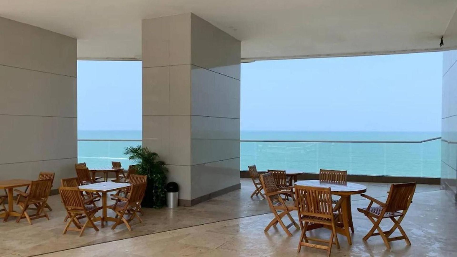 1 Bedroom Beachfront 40th Floor